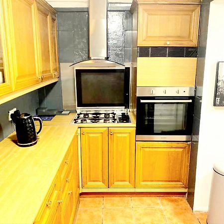 Gravesend 2 Bedroom Spacious Stylish Apartment - Sleeps Upto 6 - 2 Min Walk To Station Kültér fotó