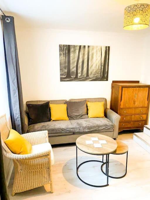 Gravesend 2 Bedroom Spacious Stylish Apartment - Sleeps Upto 6 - 2 Min Walk To Station Kültér fotó