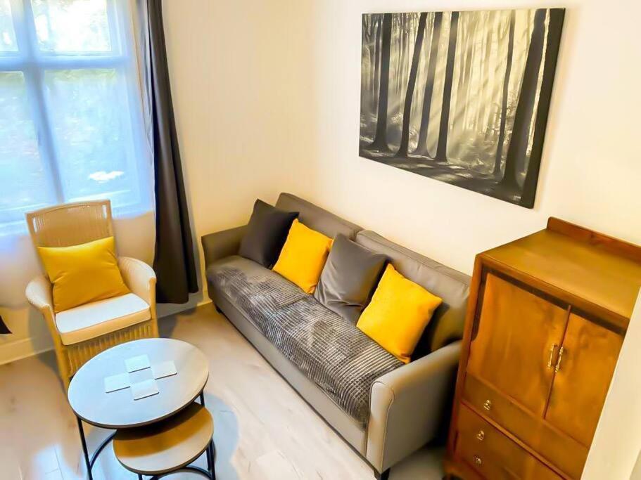 Gravesend 2 Bedroom Spacious Stylish Apartment - Sleeps Upto 6 - 2 Min Walk To Station Kültér fotó