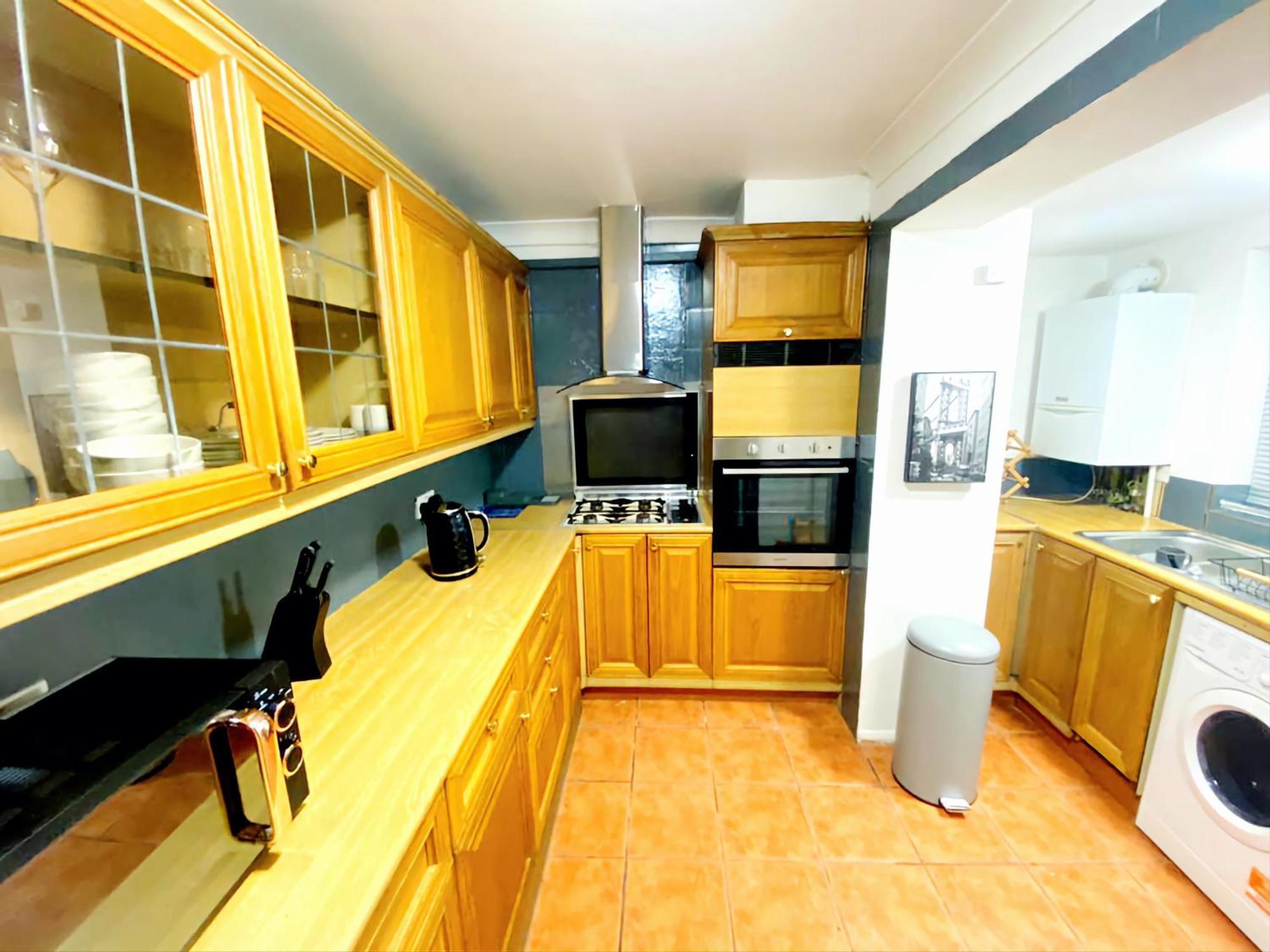 Gravesend 2 Bedroom Spacious Stylish Apartment - Sleeps Upto 6 - 2 Min Walk To Station Kültér fotó